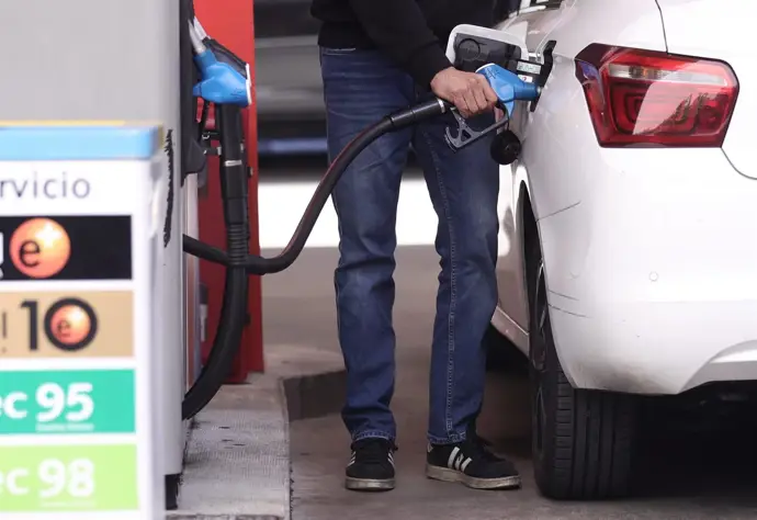 Un hombre llenando el depósito de gasolina de su coche en una estación de servicio. Cezaro De Luca - Archivo