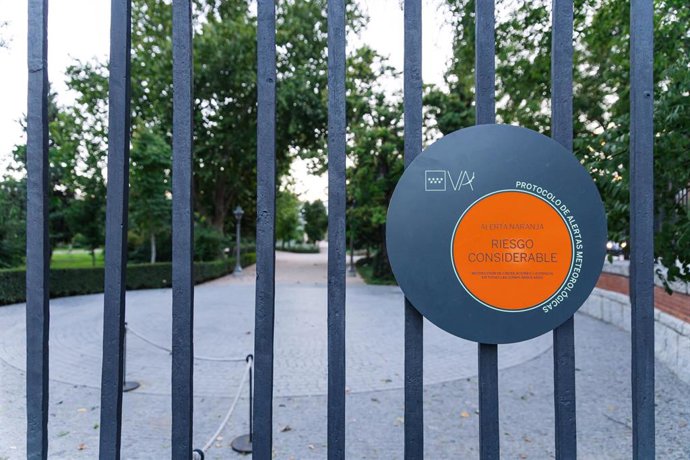 Archivo - Cartel de protocolo de alertas metereológicas, a 17 de octubre de 2023, en Madrid (España). La Agencia Estatal de Meteorología (Aemet) ha activado la alerta naranja por fuertes rachas de viento, lo que ha obligado al Ayuntamiento de Madrid a bal
