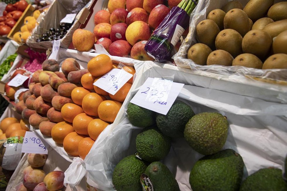 Archivo - Un puesto de frutas y verduras de un mercado de abastos en imagen de archivo.