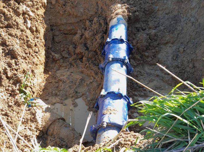 Las actuaciones han consistido en la reparación y reposición superficial de aproximadamente 80 metros lineales de tubería dañada, así como en la resolución de otras dos averías adicionales provocadas también por deslizamientos en esta red principal.