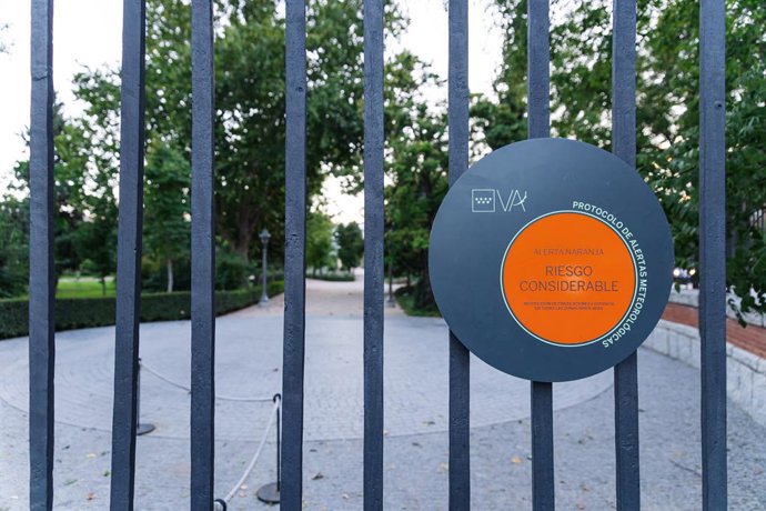 Archivo - Arquivo - Cartaz do protocolo de alertas meteorológicos, em 17 de outubro de 2023, em Madri (Espanha). A Agência Estatal de Meteorologia (Aemet) ativou o alerta laranja devido a fortes rajadas de vento, o que obrigou a Prefeitura de Madri a bal