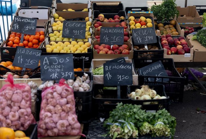 Archivo - Un mercado de alimentos, a 14 de marzo de 2025, en Madrid (España). El Índice de Precios de Consumo (IPC) ha subido un 0,4% en febrero en relación al mes anterior y ha elevado una décima su tasa interanual, hasta el 3%. La inflación, por tanto, 