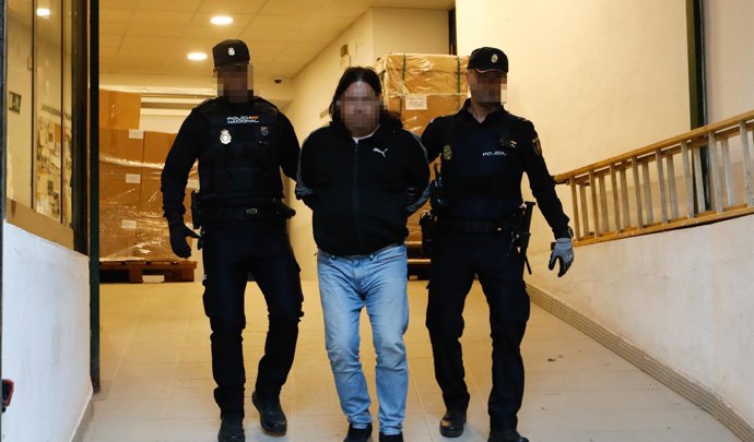 Archivo - El individuo acusado de retener en contra de su voluntad durante dos años a una mujer pasa a disposición judicial