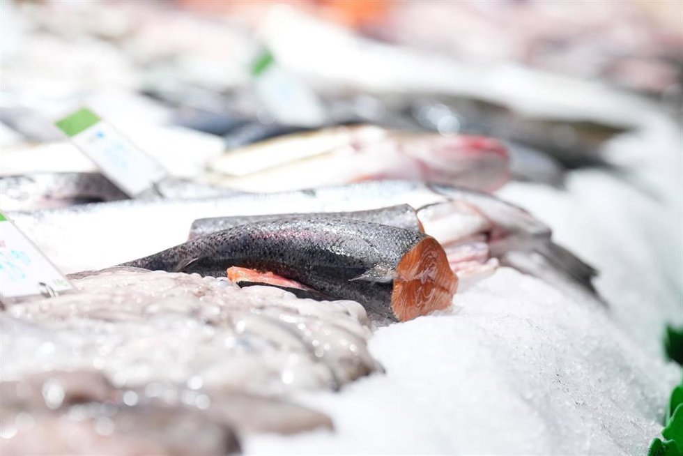 Archivo - Detalle de una pescadería