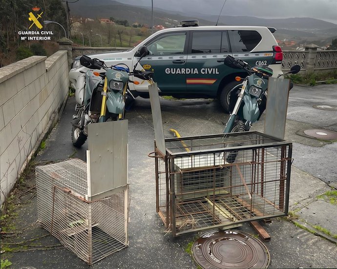 Jaula-trampa prohibida, intervenida por la Guardia Civil en una finca de Rois (A Coruña).