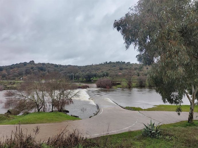 CC-146 desde la EX-117 a límite Portugal por Zarza la Mayor, anegada por las sucesivas borrascas que han desbordado el río Erjas