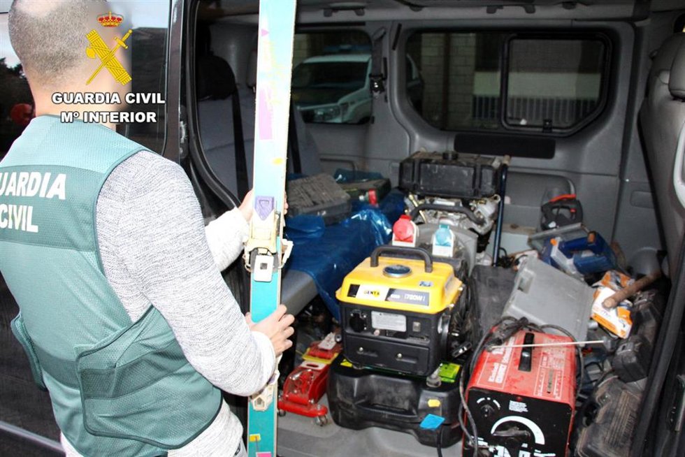 Componente de la Guardia Civil inspeccionando los efectos recuperados