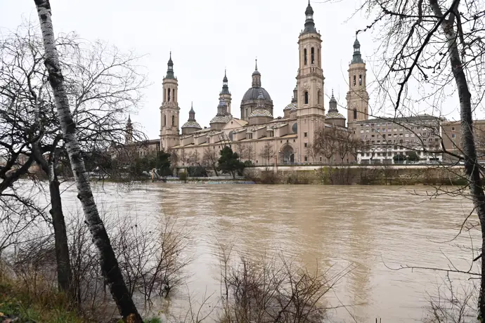 Crecida del río Ebro a su paso por Zaragoza
