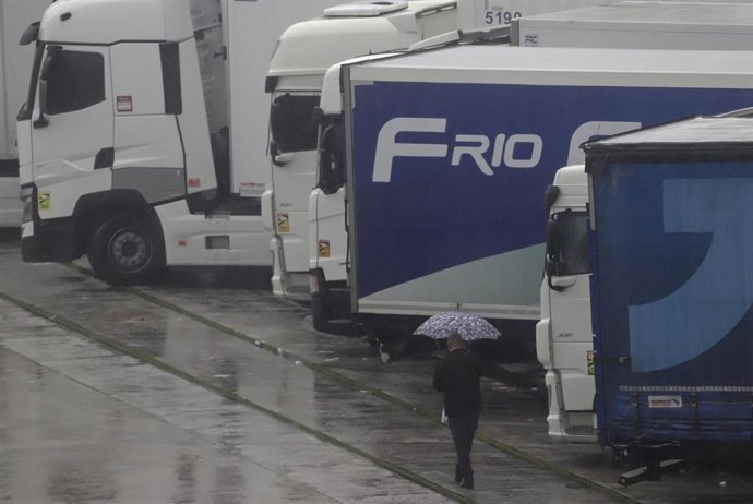 Imagen de camiones parados en los accesos al puerto de Algeciras cerrados tras la cancelación de todas las conexiones marítimas con Ceuta y Tánger por la borrasca ‘Joseph’. A 27 de enero de 2026, en Algeciras. ARCHIVO.