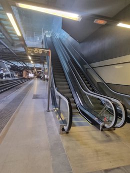 Escaleras de la estación Aeropuerto de la línea C-1 del Cercanías de Renfe en Málaga.