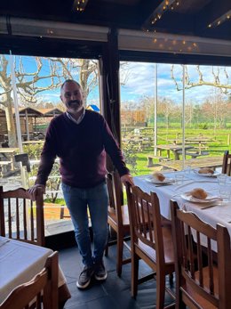 Luis Meana, gerente y propietario del restaurante - merendero El Cruce, galardonado con el Premio a la Trayectoria Profesional que otorga Visita Gijón.