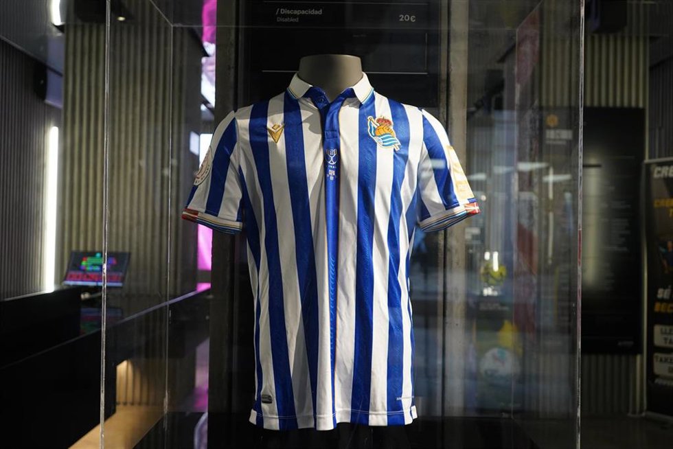 La Real Sociedad entrega a Legends la camiseta con la que Mikel Merino fue campeón de Copa del Rey en 2021