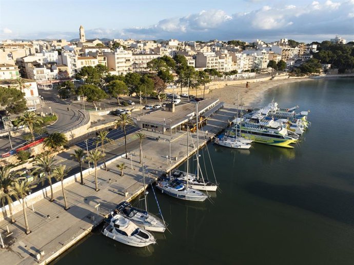 Archivo - Vista aérea del puerto de Porto Cristo.