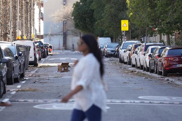 Montones de hojas y basura en el suelo movidas por el episodio de fuertes vientos esta semana en Barcelona.