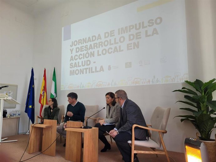 Llamas y Botella (centro), en la inauguración del taller formativo en Montilla.