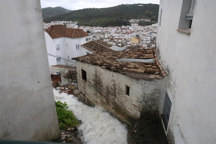 Imagen de Ubrique con el cauce del río en la parte alta del pueblo.