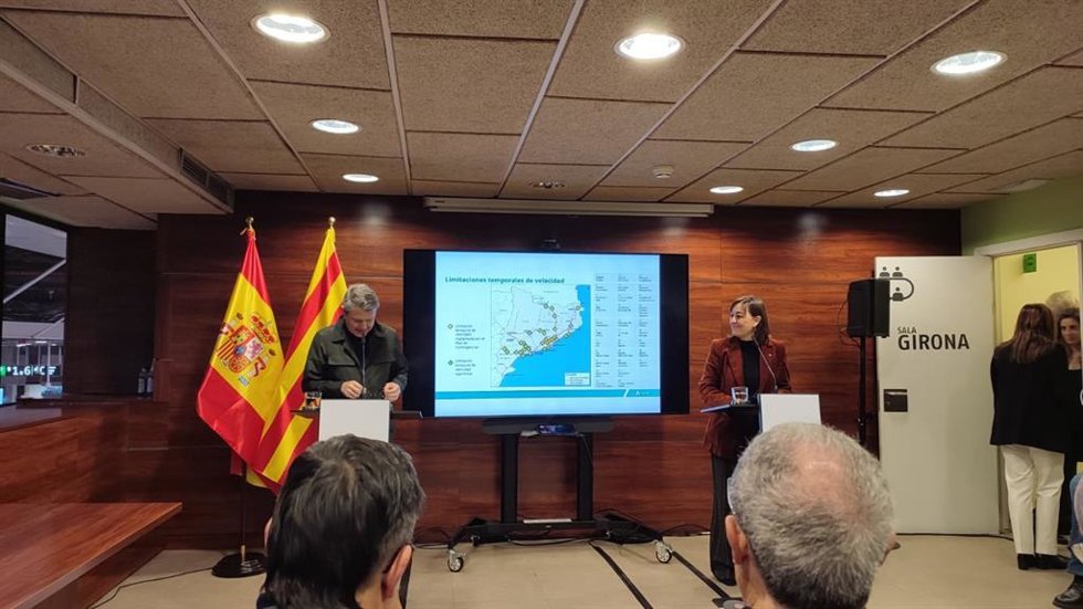 El secretario de Estado de Transportes, José Antonio Santano, y la consellera de Territorio y portavoz del Govern, Sílvia Paneque