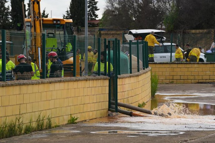 La UME realizando labores contra los efectos del temporal en El Palmar de Troya (Sevilla). 