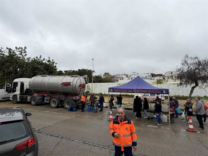 Camiones cisterna habilitados en Paterna de Rivera tras detectarse una bacteria en el agua potable.