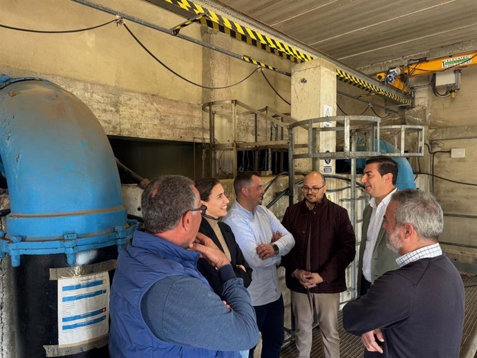El alcalde de Níjar (Almería), José Francisco Garrido, junto a miembros del equipo de Gobierno y técnicos municipales, durante la visita al depósito de cabecera del municipio tras las obras de impermeabilización.