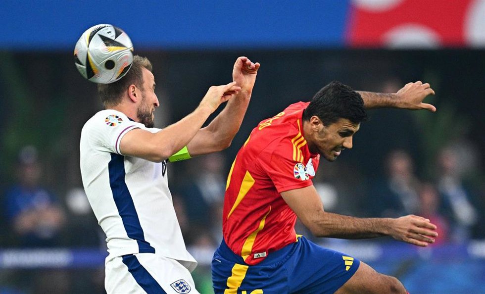 Archivo - Harry Kane y Rodri Hernánndez pelean por un balón en la final de la Eurocopa 2024