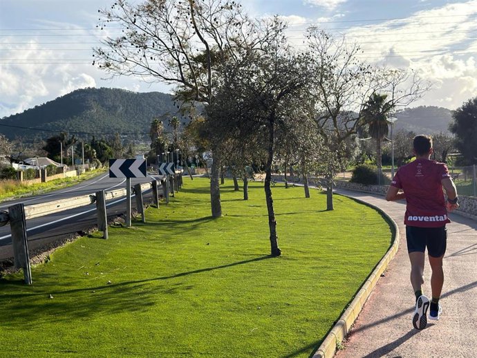 El Ayuntamiento de Andratx instala césped artificial para mejorar el mantenimiento y ahorrar agua.