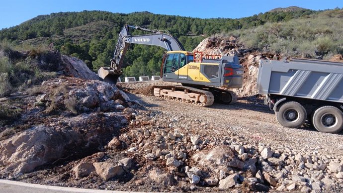 Obras de mejora de la seguridad vial en la carretera A-1175, en el tramo que une Berja (Almería) y Turón (Granada), a su paso por el entorno del embalse de Benínar.