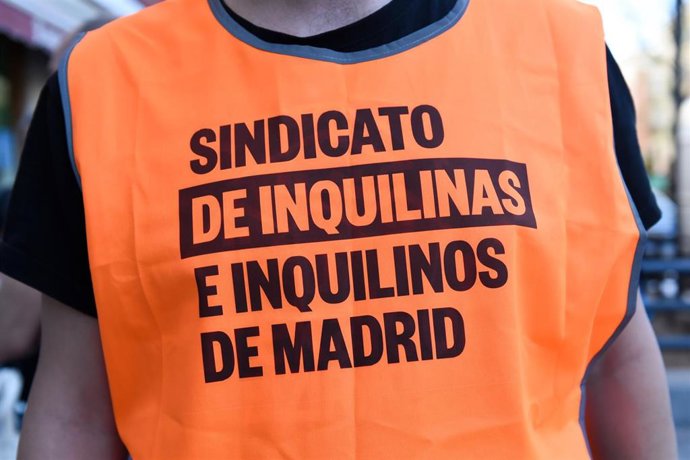 Archivo - Un voluntario del Sindicato de Inquilinas e Inquilinos participa en una de las siete movilizaciones por el derecho a la vivienda, a 18 de abril de 2023, en Madrid (España). 