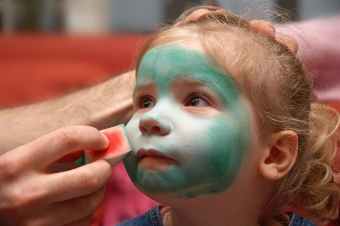 Archivo - Arquivo - Menina pequena, bebê, carnaval, pintura facial, fantasia