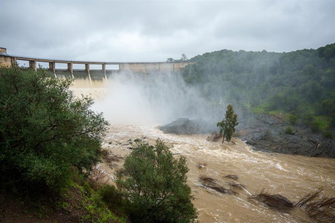 Imagen de la presa del Gergal dentro del término municipal de Guillena (Sevilla) aliviando agua. A 11 de febrero de 2026 en Aznalcóllar, Sevilla (Andalucía, España). 