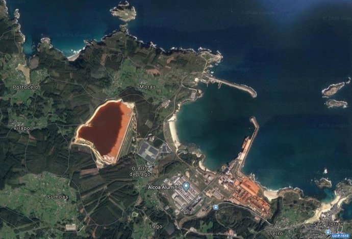 Archivo - Vista área de la balsa de lodos de la factoría de Alcoa en San Cibrao, Cervo (Lugo)