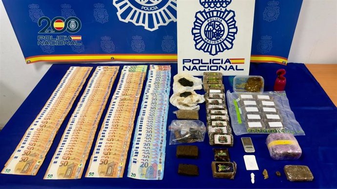 Droga y dinero intervenido en la barriada Huerta Las Pilas de Algeciras.