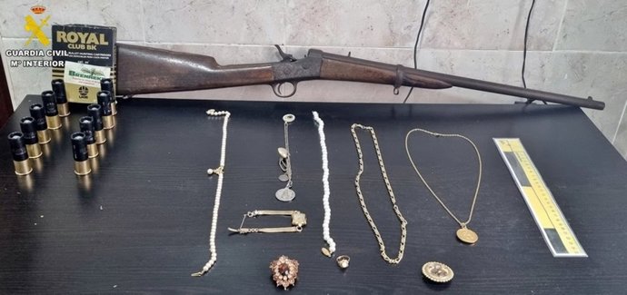 Escopeta y parte de las joyas sustraidas.