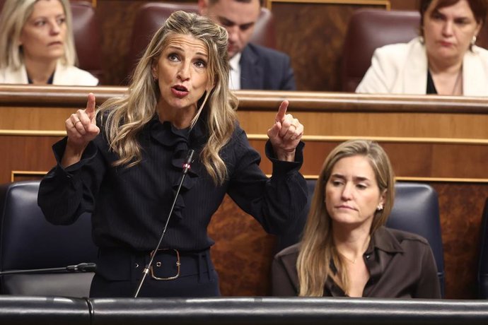 Archivo - La vicepresidenta segunda y ministra de Trabajo y Economía Social, Yolanda Díaz, interviene durante una sesión de control al Gobierno, en el Congreso de los Diputados, a 26 de noviembre de 2025. Archivo.