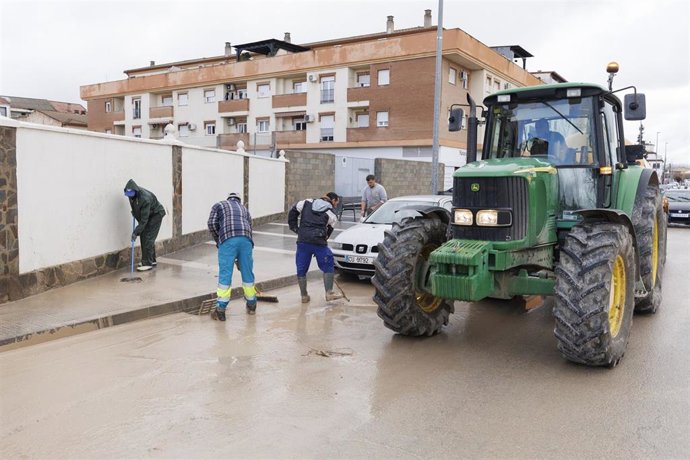 Imagen de vecinos de Huétor Tájar (Granada) se afanan en labores de limpiezas de calles tras las inundaciones producidas por el desbordamiento del río. Archivo.
