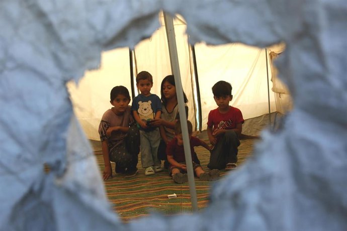 Archivo - Niños afganos en un campamento de desplazados en la capital de Afganistán, Kabul (archivo)