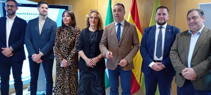 O presidente da Assembleia Provincial de Granada, Francis Rodríguez (3º à direita), com parte do governo provincial