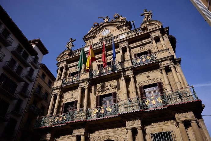 Archivo - Fachada del Ayuntamiento de Pamplona