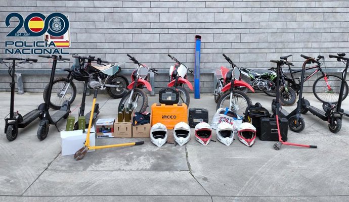 La Policia Nacional deté a dues persones per sostraure deu motocicletes de motocròs d'un circuit