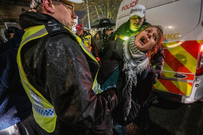 Una mujer detenida en Londres durante una protesta por el encarcelamiento de activistas y personas que apoyan al grupo Palestine Action, después de su ilegalización en Reino Unido (archivo)