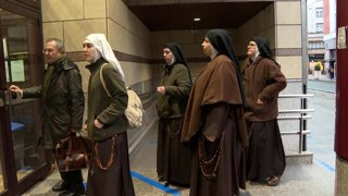 Exmonjas del monasterio de Belorado acuden a declarar a los juzgados de Bilbao.