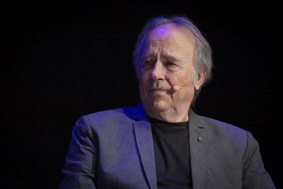 Archivo - El cantante Joan Manuel Serrat participa en el encuentro 'Música y Amistad. El gusto es nuestro' con motivo del 80 cumpleaños de Miguel Ríos, a 8 de junio de 2024 en Granada (Andalucía, España). El Palacio de Congresos de la Granada ha acogido