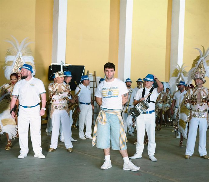 El artista Quevedo homenajea a los carnavales canarios en 'Ni borracho'