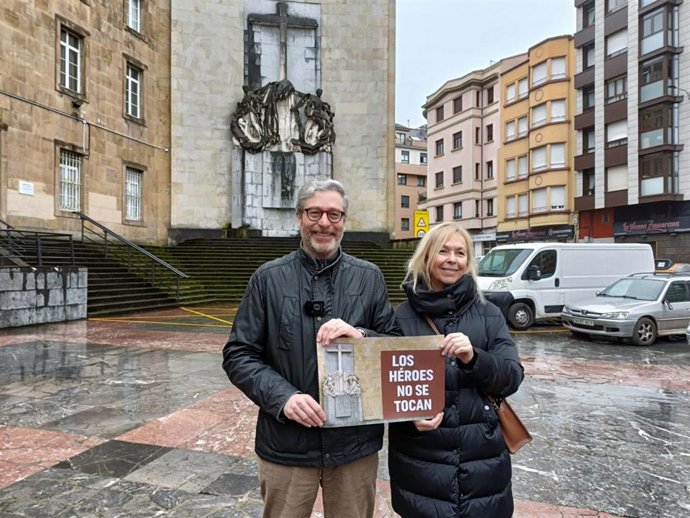 Los diputados de Vox en la Junta General del Principado de Asturias (JGPA) Sara Álvarez Rouco y Javier Jové, frente al Monumento a los Héroes del Simancas, en Gijón.