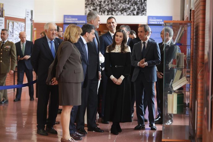 El rey Felipe VI y la reina Letizia visitan la exposición “In Memoriam Tomás y Valiente. 1996-2026”, a 13 de febrero de 2026, en Madrid (España). Los Reyes presiden el homenaje a Francisco Tomás y Valiente, con motivo del 30 aniversario de su asesinato po