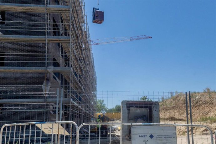 Archivo - Varios obreros trabajan en la construcción de una vivienda nueva, a 29 de julio de 2025, en Madrid (España). Entre 2025 y 2026 Madrid vivirá la entrega de miles de viviendas nuevas (tanto de venta como de alquiler asequible), mientras se prepara