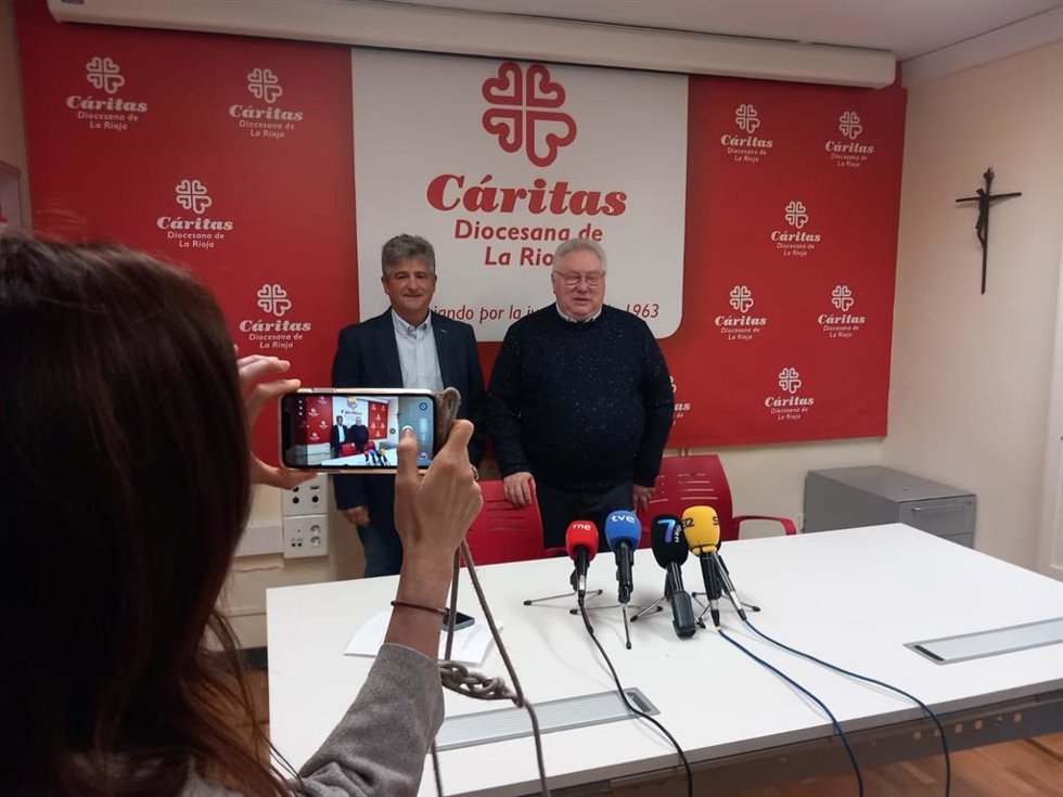 David García de la Cal (a la izquierda), nuevo director de Cáritas La Rioja junto con su antecesor en el cargo, José Andrés Pérez Garrido.