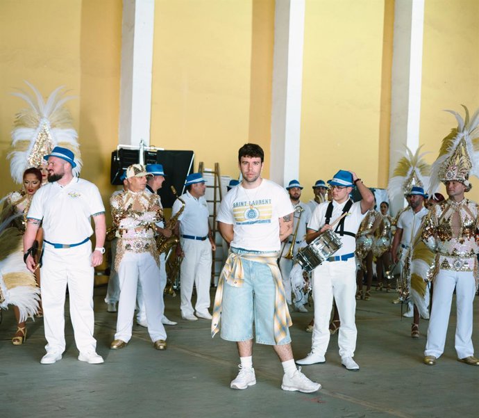 El artista Quevedo homenajea a los carnavales canarios en 'Ni borracho'