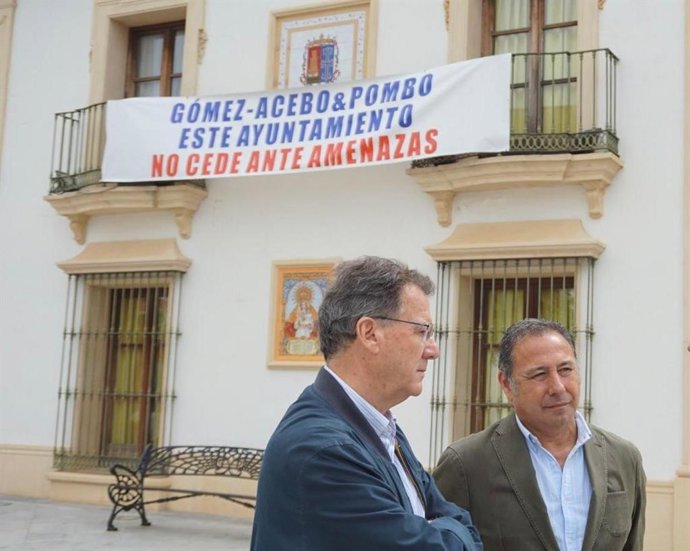 EL alcalde del PP en Burguillos, Domingo Delgado, y Ricardo Sánchez.