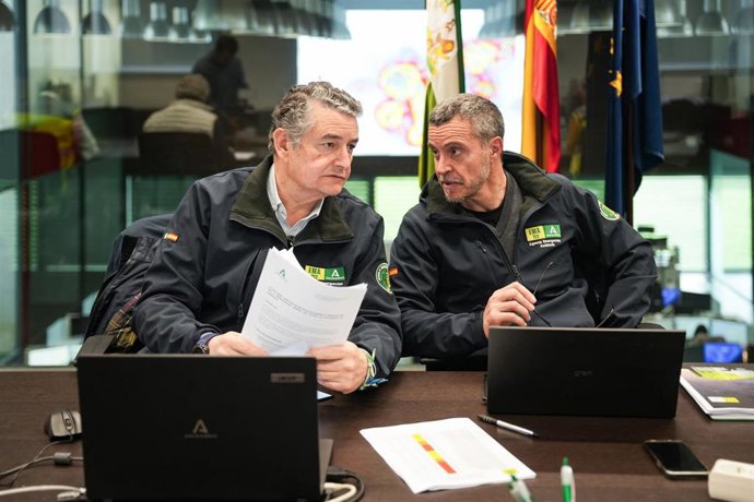 Antonio Sanz (i.), durante una reunión del comité asesor del Plan de Emergencias ante el Riesgo de Inundaciones en Andalucía (Fotografía de Archivo)